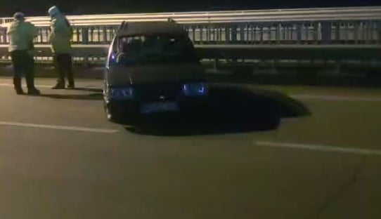 AKŞAM SAATLERİNDE SAHİL YOLU GÖRELE KÖPRÜSÜ ÜZERİNDE MEYDANA GELEN KAZADA, KARŞI ŞERİDE GEÇMEK...