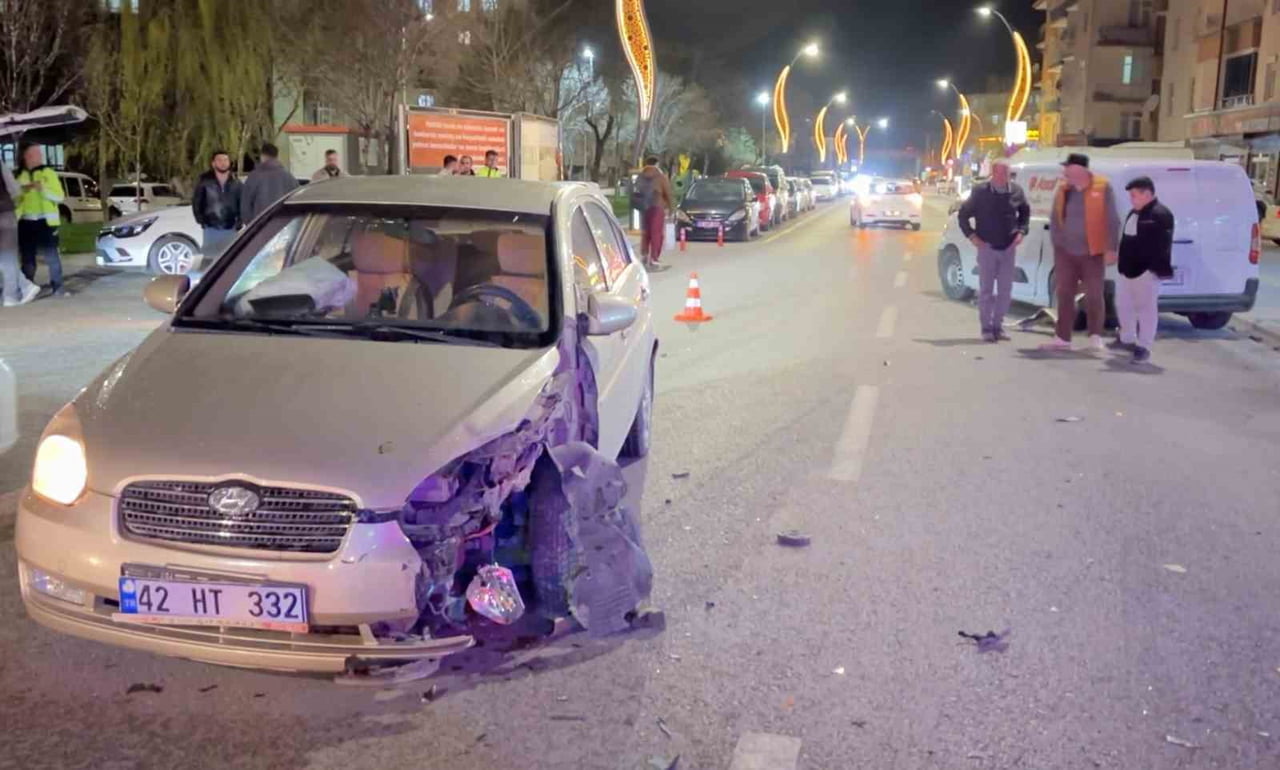 AKSARAY’DA ALKOL ALDIKTAN SONRA ARACINA BİNİP TRAFİĞE ÇIKAN SÜRÜCÜ CADDE ÜZERİNDE SEYREDEN HAFİF...