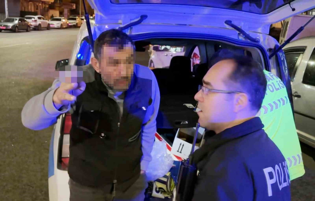 AKSARAY’DA ALKOL ALDIKTAN SONRA ARACINA BİNİP TRAFİĞE ÇIKAN SÜRÜCÜ (FOTOĞRAFTA) CADDE ÜZERİNDE...