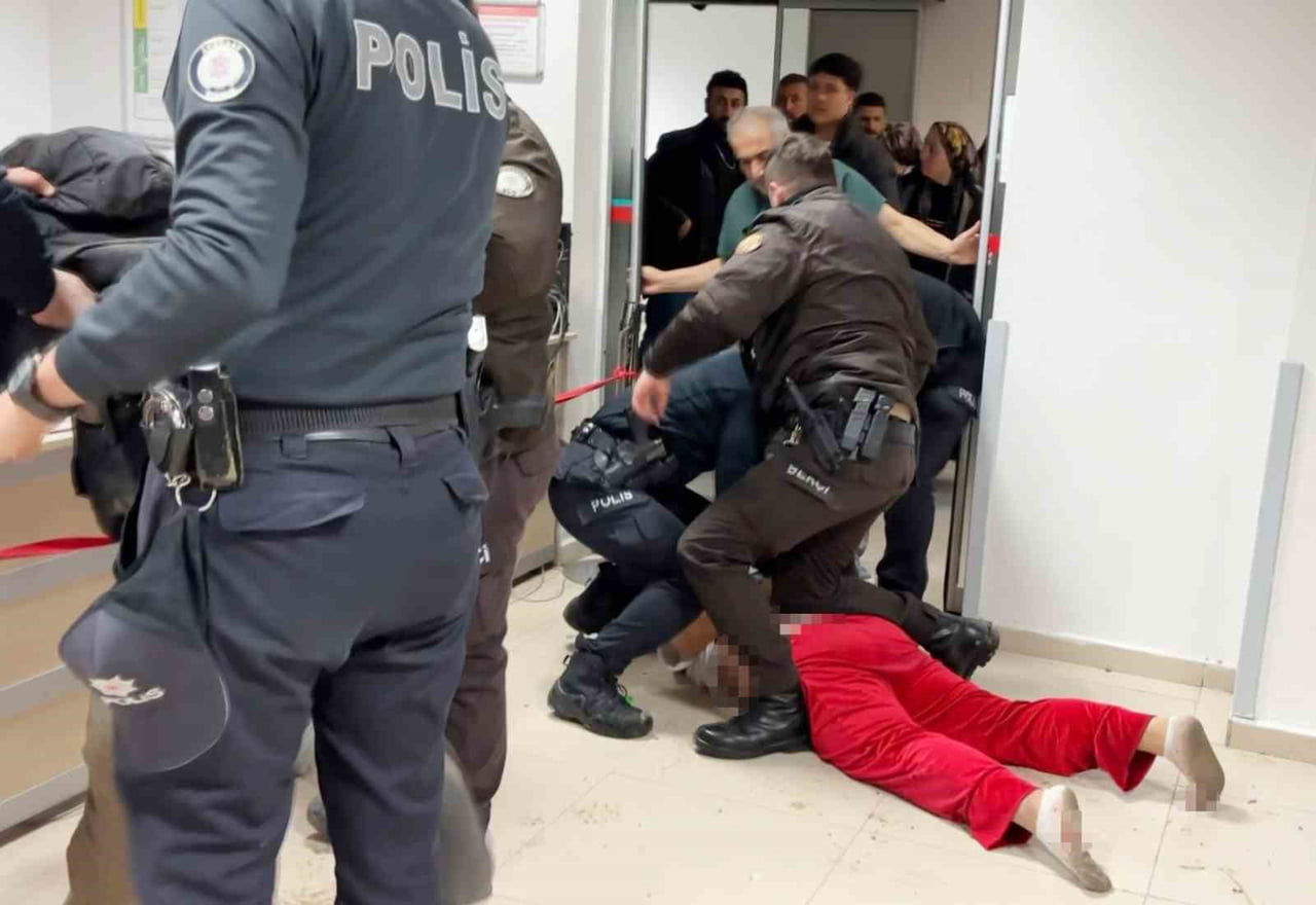 AKSARAY’DA ANNESİNİ SEVGİLİSİYLE YAKALAYAN GENÇ ADAMI GÖĞSÜNDEN VE SIRTINDAN BIÇAKLAYARAK AĞIR...