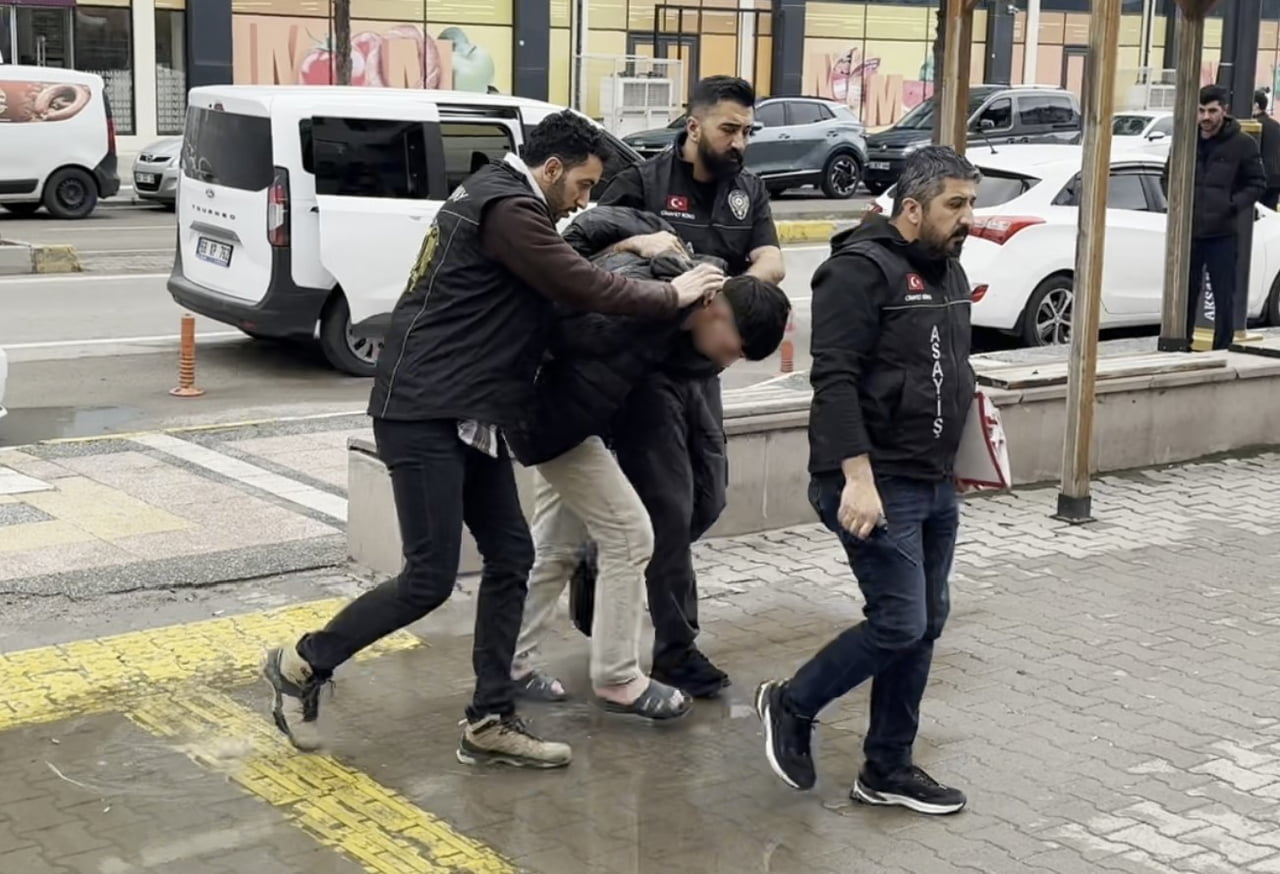 AKSARAY’DA ANNESİNİ SEVGİLİSİYLE YAKALAYINCA GÖĞSÜNDEN VE SIRTINDAN BIÇAKLAYARAK AĞIR YARALAYAN...