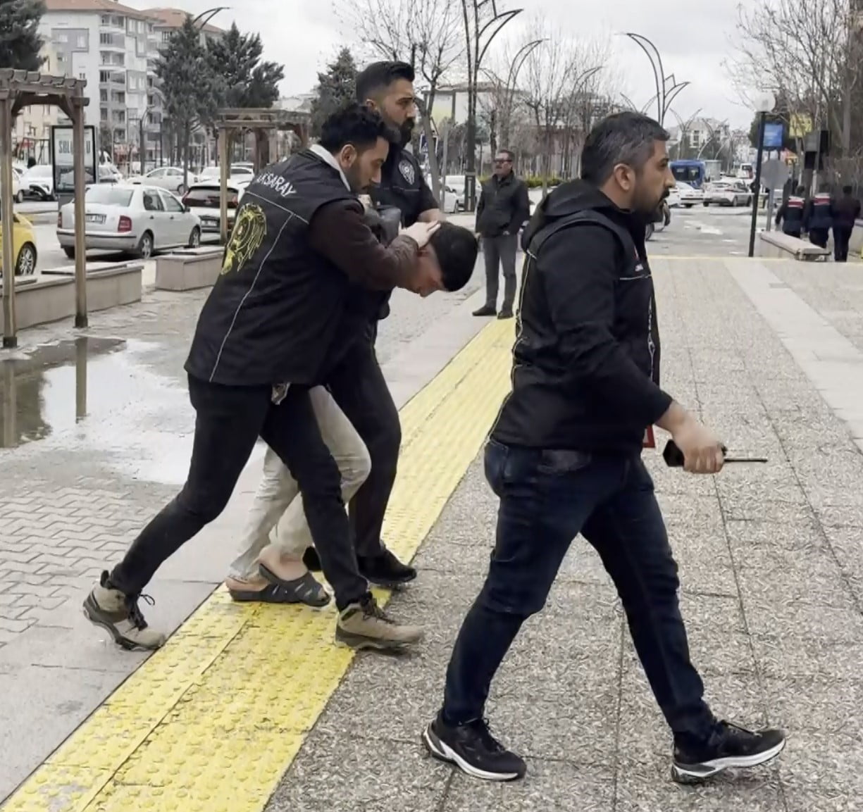 AKSARAY’DA ANNESİNİ SEVGİLİSİYLE YAKALAYINCA GÖĞSÜNDEN VE SIRTINDAN BIÇAKLAYARAK AĞIR YARALAYAN...