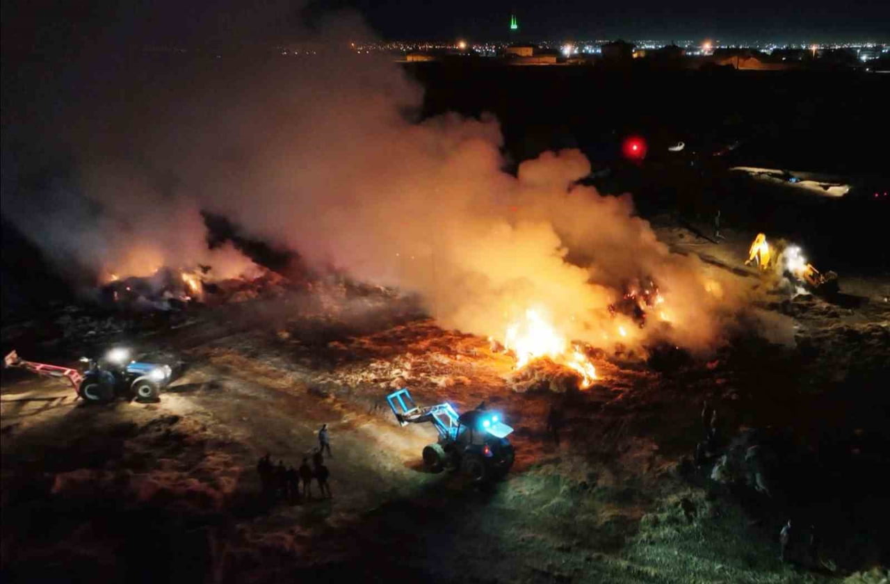 AKSARAY’DA ÜRETİCİYE AİT TARLADA BULANAN MANDIRADA TONLARCA SAMAN ÇIKAN YANGINDA ALEV ALEV YANDI....