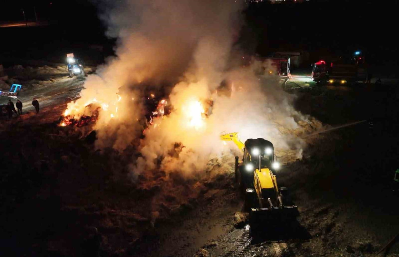 AKSARAY’DA ÜRETİCİYE AİT TARLADA BULANAN MANDIRADA TONLARCA SAMAN ÇIKAN YANGINDA ALEV ALEV YANDI....