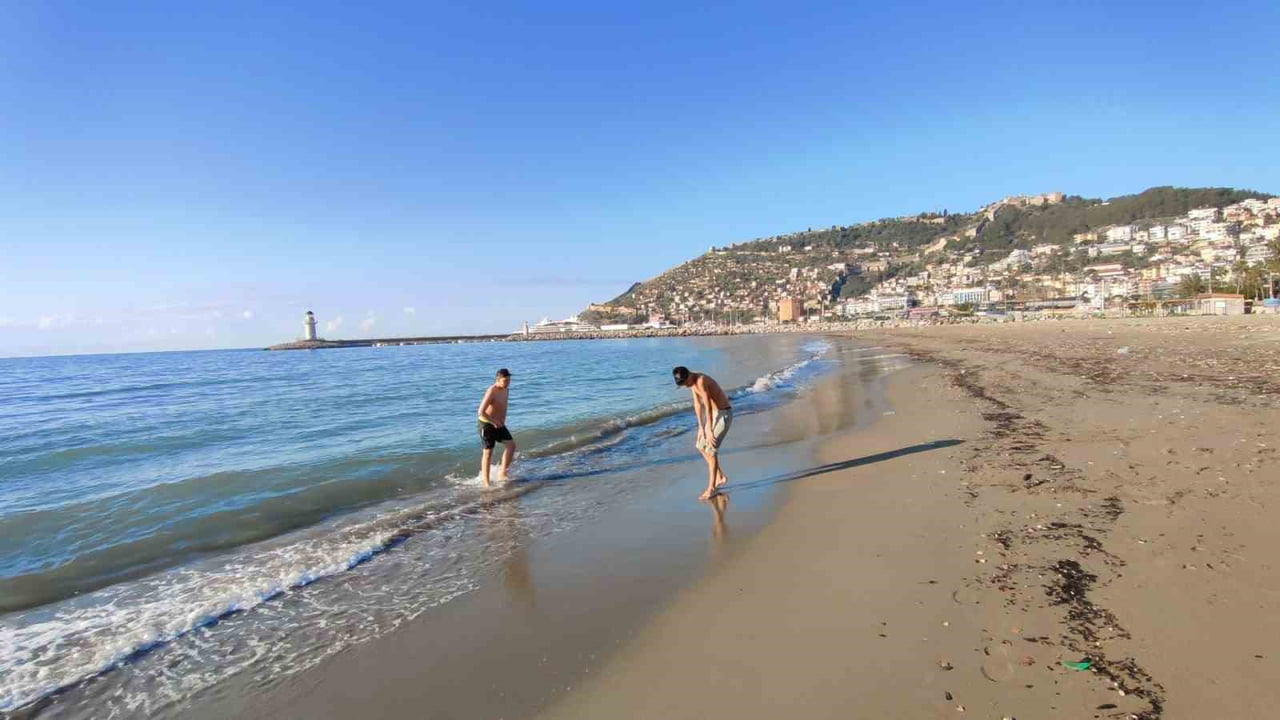 ALANYA'DA SABAH SAATLERİNDE GALİP DERE SAHİLİ'NE GELEN İKİ GENÇ, SOĞUK HAVAYA RAĞMEN DENİZE...