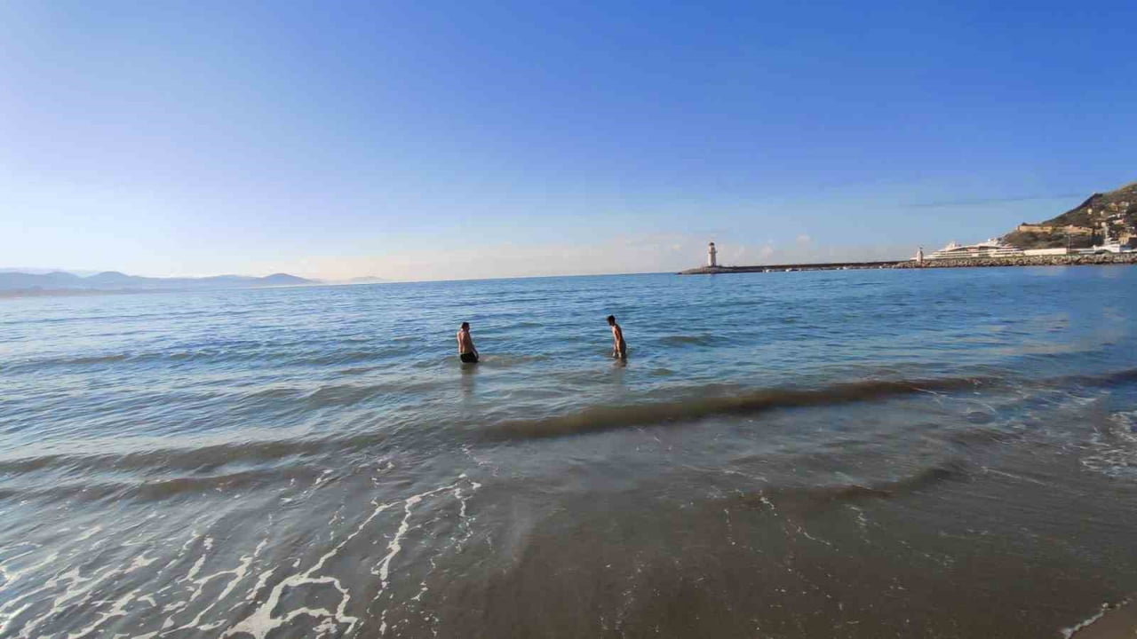 ALANYA'DA SABAH SAATLERİNDE GALİP DERE SAHİLİ'NE GELEN İKİ GENÇ, SOĞUK HAVAYA RAĞMEN DENİZE...