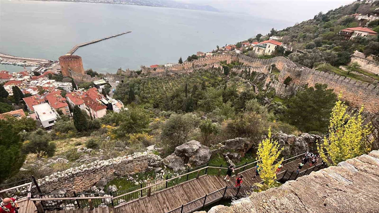 ALANYA ULTRA TRAİL 2026, SABAHIN İLK IŞIKLARIYLA BİRLİKTE YÜZLERCE SPORCUNUN KATILIMIYLA START...