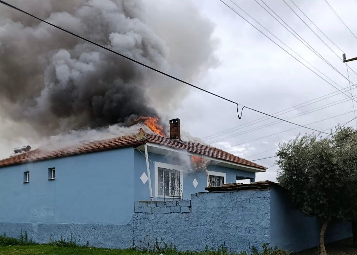 ALAŞEHİR İLÇESİNDE TEK KATLI BİR EVDE ÇIKAN YANGIN İTFAİYENİN HIZLI MÜDAHALESİYLE...