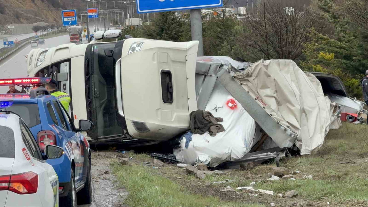 ALMANYA’DAN TÜRKMENİSTAN’A SOĞUTUCU TAŞIYAN POLONYA PLAKALI TIRIN SAMSUN’DA DERİLMESİ SONUCU...