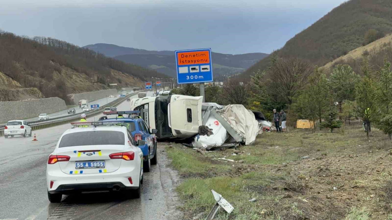 ALMANYA’DAN TÜRKMENİSTAN’A SOĞUTUCU TAŞIYAN POLONYA PLAKALI TIRIN SAMSUN’DA DERİLMESİ SONUCU...