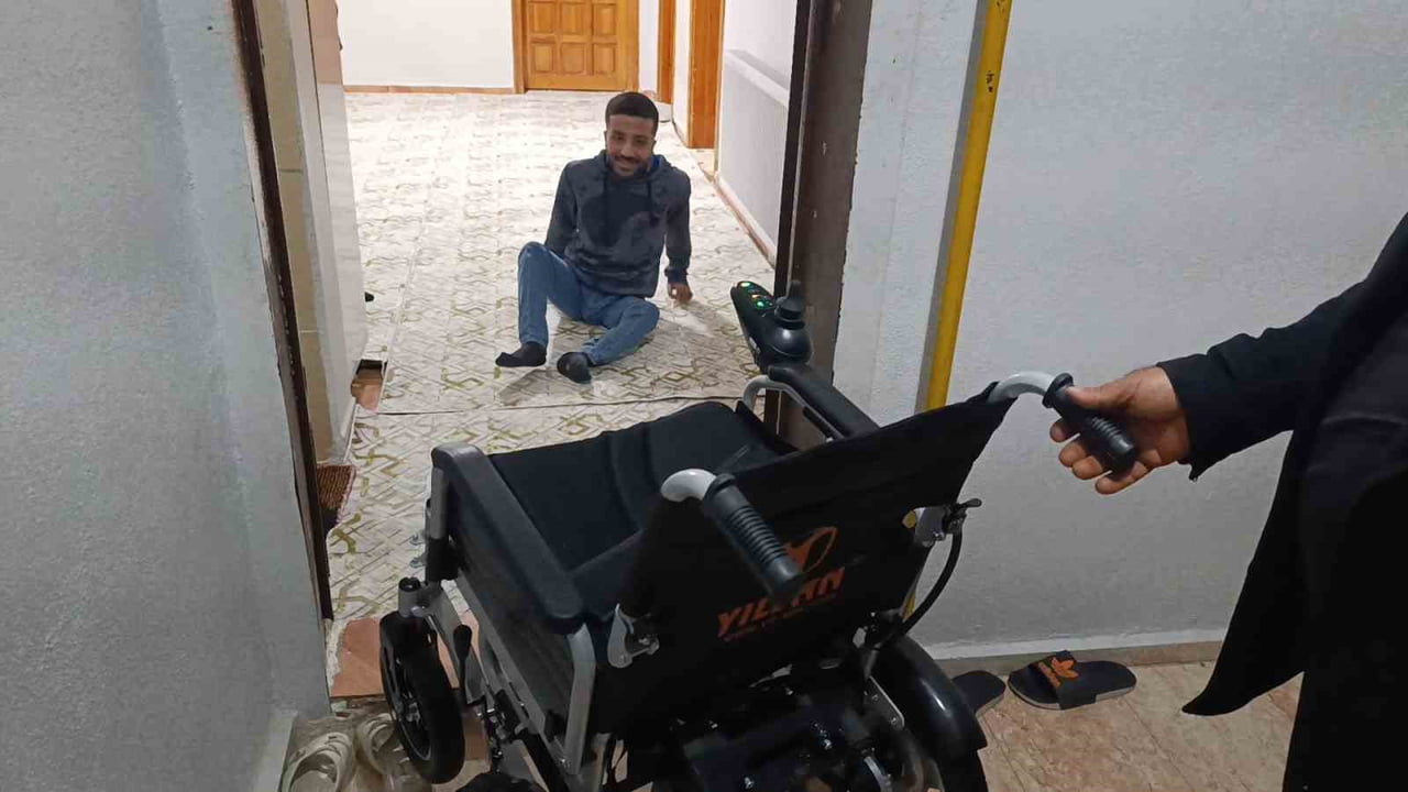 ANKARA'DA GÖREVLİ POLİS MEMURU MUSTAFA ŞAHİN, ŞANLIURFA'NIN HALİLİYE İLÇESİNDE YAŞAYAN ORTOPEDİK...