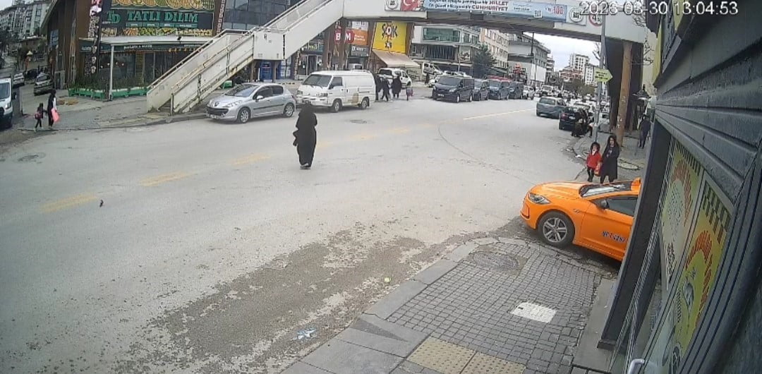 ANKARA’DA KURAL İHLALİ YAPTIĞI İDDİA EDİLEN SÜRÜCÜ, KARŞI YOLA GEÇMEYE ÇALIŞAN 13 YAŞINDAKİ KIZ...