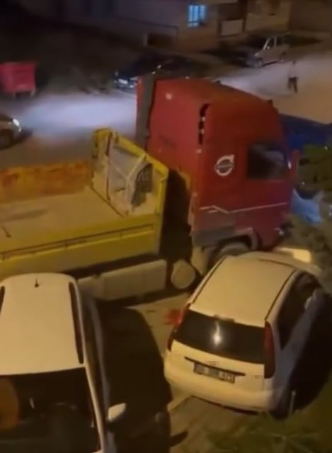 ANKARA’DA MEYDANA GELEN KAZADA BİR TIRIN 9 ARACA ÇARPMASI SONUCU MADDİ HASAR MEYDANA GELDİ.