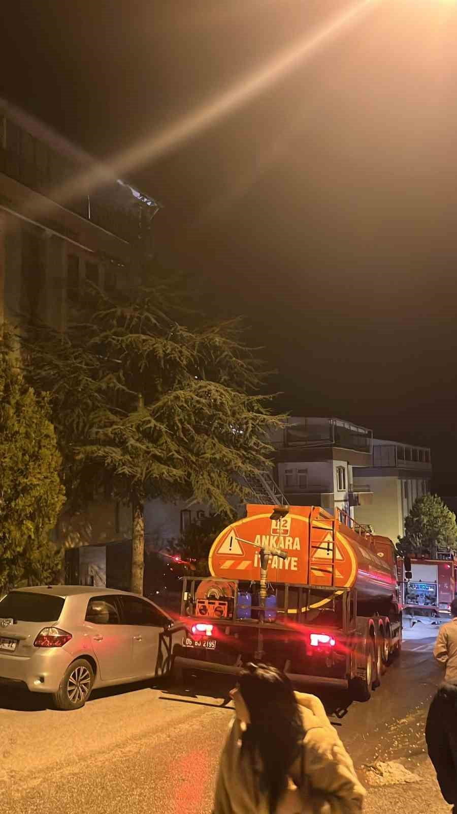 ANKARA’NIN POLATLI İLÇESİNDE GECE SAATLERİNDE ÇIKAN ÇATI KATI YANGINI MAHALLE SAKİNLERİNE KORKU...