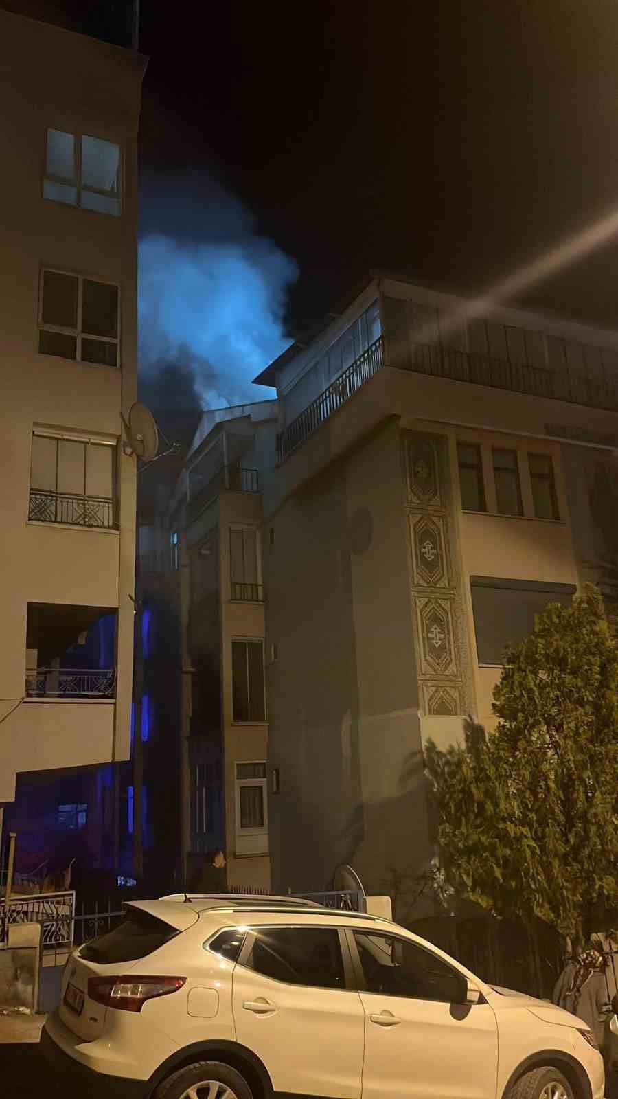 ANKARA’NIN POLATLI İLÇESİNDE GECE SAATLERİNDE ÇIKAN ÇATI KATI YANGINI MAHALLE SAKİNLERİNE KORKU...
