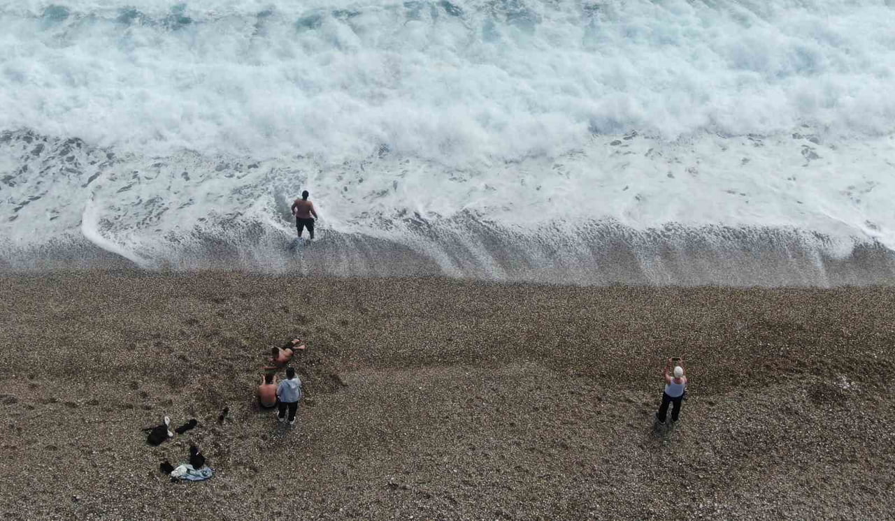 ANTALYA'DA MART AYININ SONU OLMASINA RAĞMEN YÜKSEK KESİMLERİNDE KAR YAĞIŞI ETKİLİ OLURKEN, DÜNYACA...