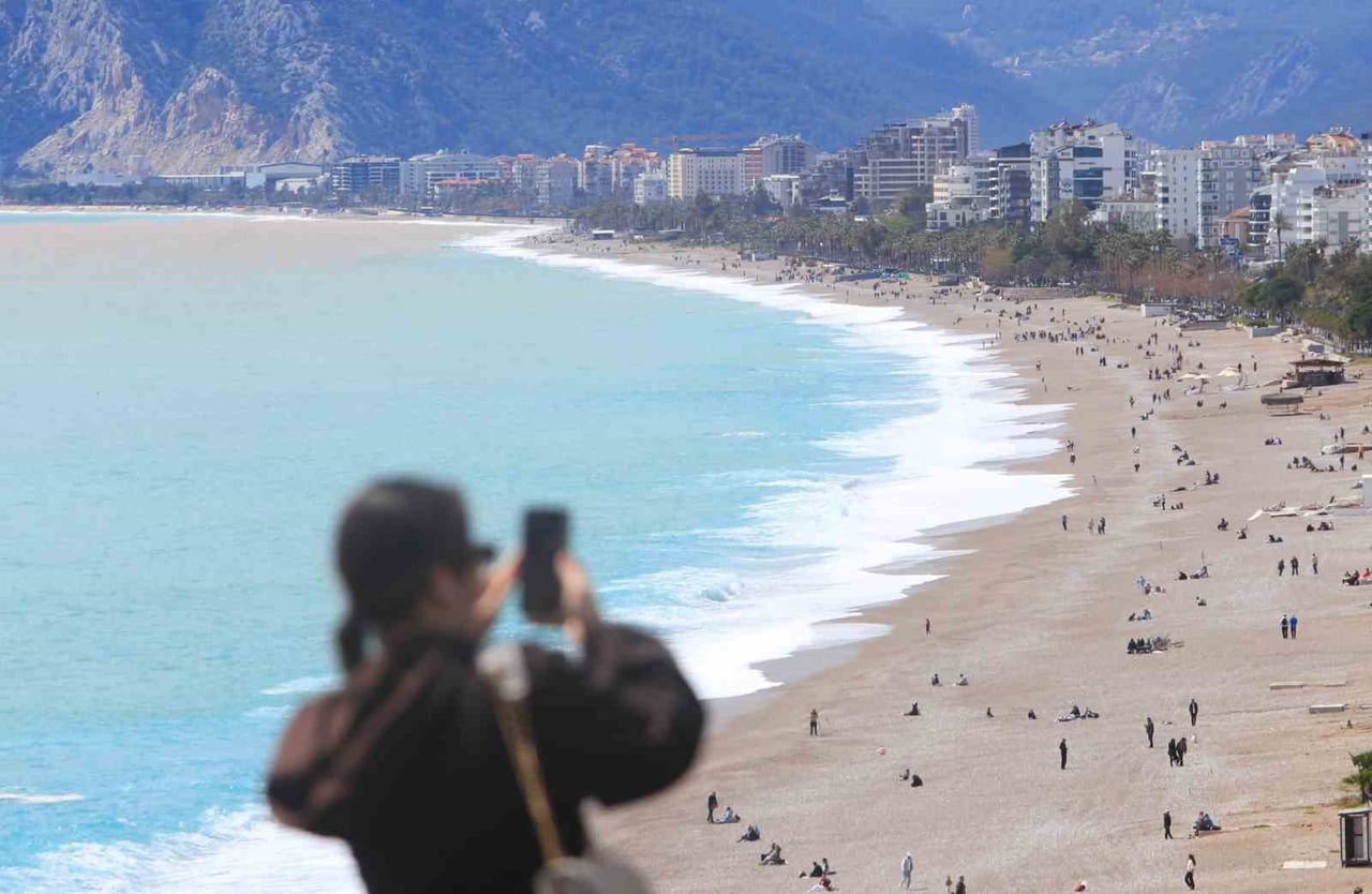 ANTALYA'DA MART AYININ SONU OLMASINA RAĞMEN YÜKSEK KESİMLERİNDE KAR YAĞIŞI ETKİLİ OLURKEN, DÜNYACA...