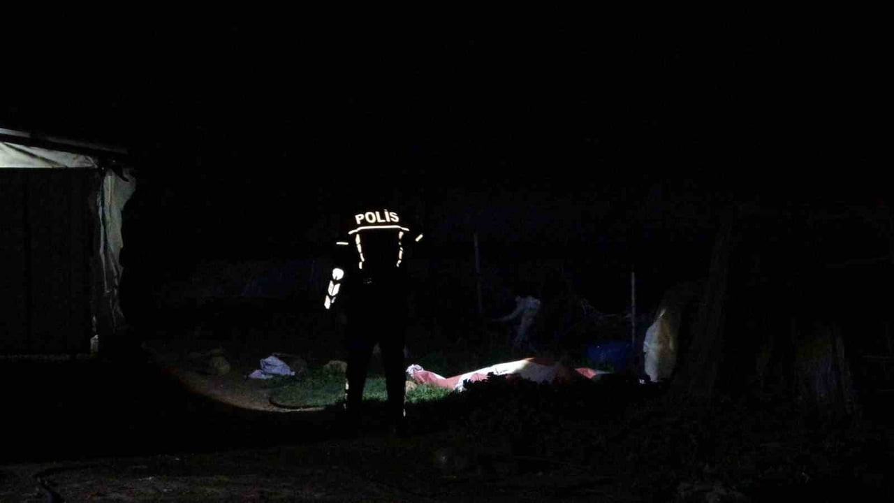 ANTALYA'DA YABANCI UYRUKLU 25 YAŞINDAKİ SERA İŞÇİSİ KADIN ATEŞLİ SİLAHLA GÖĞSÜNDEN VURULMUŞ HALDE...