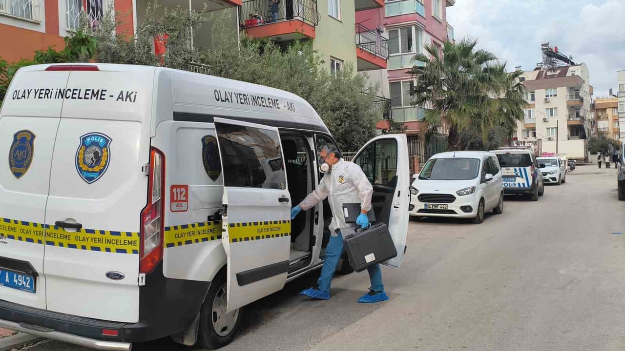 ANTALYA’DA BİR KİŞİ 3 GÜNDÜR KENDİSİNE ULAŞAMAYAN YAKINLARI TARAFINDAN YALNIZ YAŞADIĞI EVİNDE ÖLÜ...