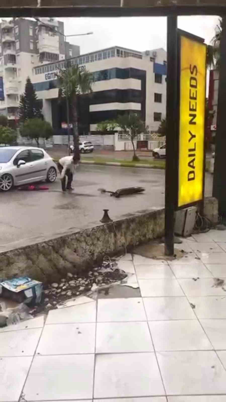 ANTALYA’DA BİR VATANDAŞ SÜREKLİ BOZULAN ELEKTRİKLİ SCOOTERINA SİNİRLENİNCE HINCINI ELİNE GEÇİRDİĞİ...