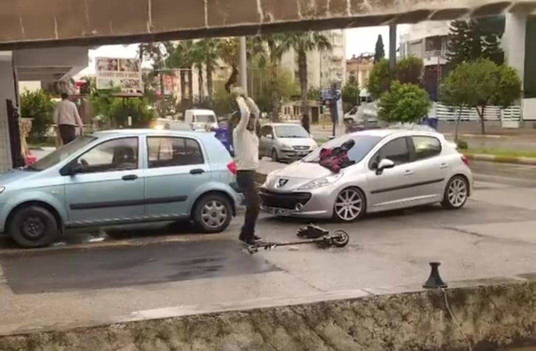 ANTALYA’DA BİR VATANDAŞ SÜREKLİ BOZULAN ELEKTRİKLİ SCOOTERINA SİNİRLENİNCE HINCINI ELİNE GEÇİRDİĞİ...