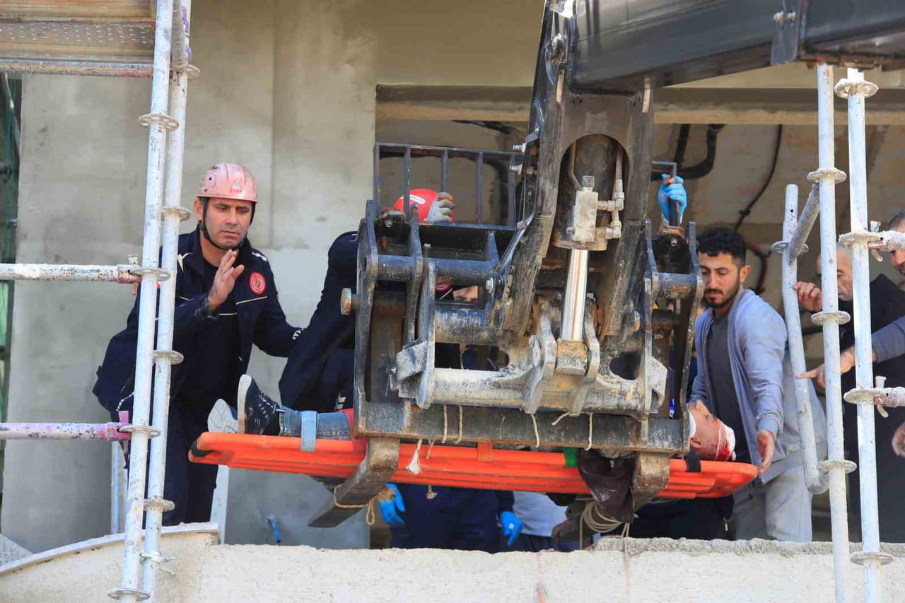 ANTALYA’DA İNŞAAT İSKELESİNDEN ÜST KATA ÇIKARKEN DÜŞEREK YARALANAN İNŞAAT İŞÇİSİ İTFAİYE EKİPLERİ...