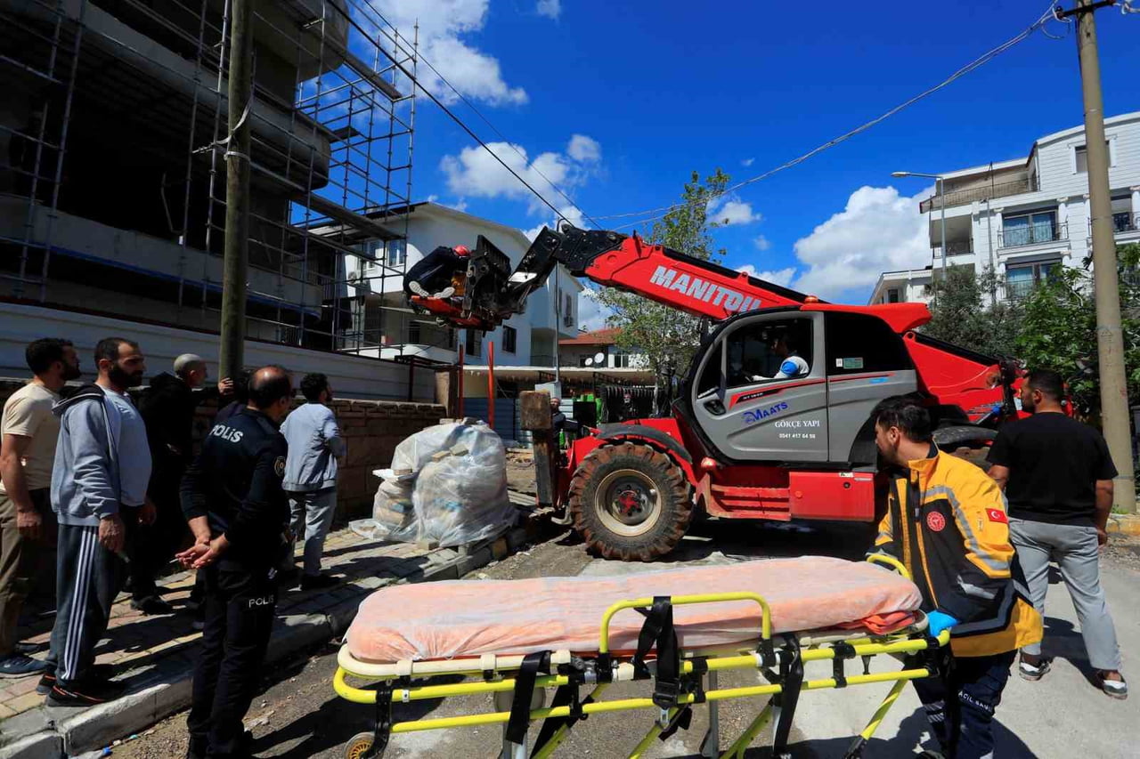 ANTALYA’DA İNŞAAT İSKELESİNDEN ÜST KATA ÇIKARKEN DÜŞEREK YARALANAN İNŞAAT İŞÇİSİ İTFAİYE EKİPLERİ...