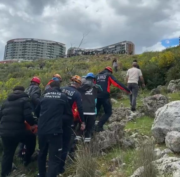 ANTALYA’DA YÜRÜYÜŞ YAPTIĞI SIRADA DENGESİNİ KAYBEDEREK KAYALIK ARAZİYE DÜŞEN GENÇ KADINI AFAD VE...