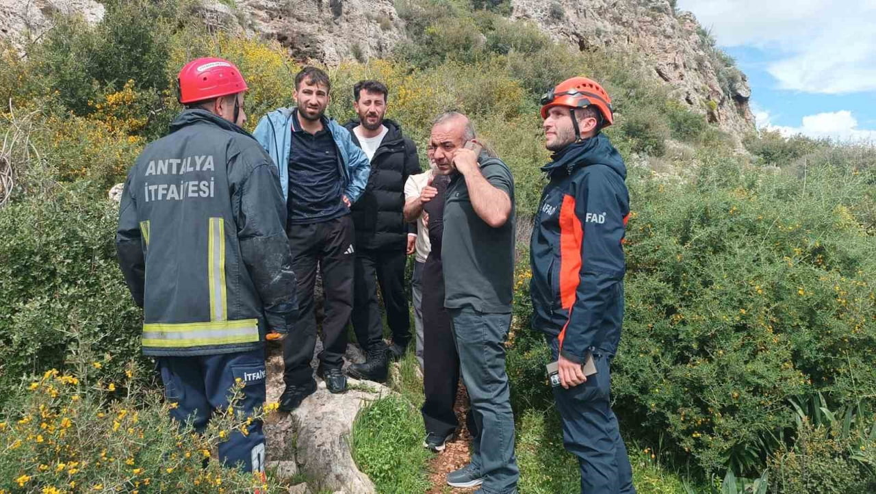 ANTALYA’DA YÜRÜYÜŞ YAPTIĞI SIRADA DENGESİNİ KAYBEDEREK KAYALIK ARAZİYE DÜŞEN GENÇ KADINI AFAD VE...