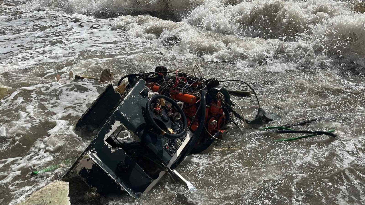 ANTALYA’NIN ALANYA İLÇESİNDE DENİZDE MOTOR ARIZASI YAPAN BALIKÇI TEKNESİ, FIRTINA NEDENİYLE...