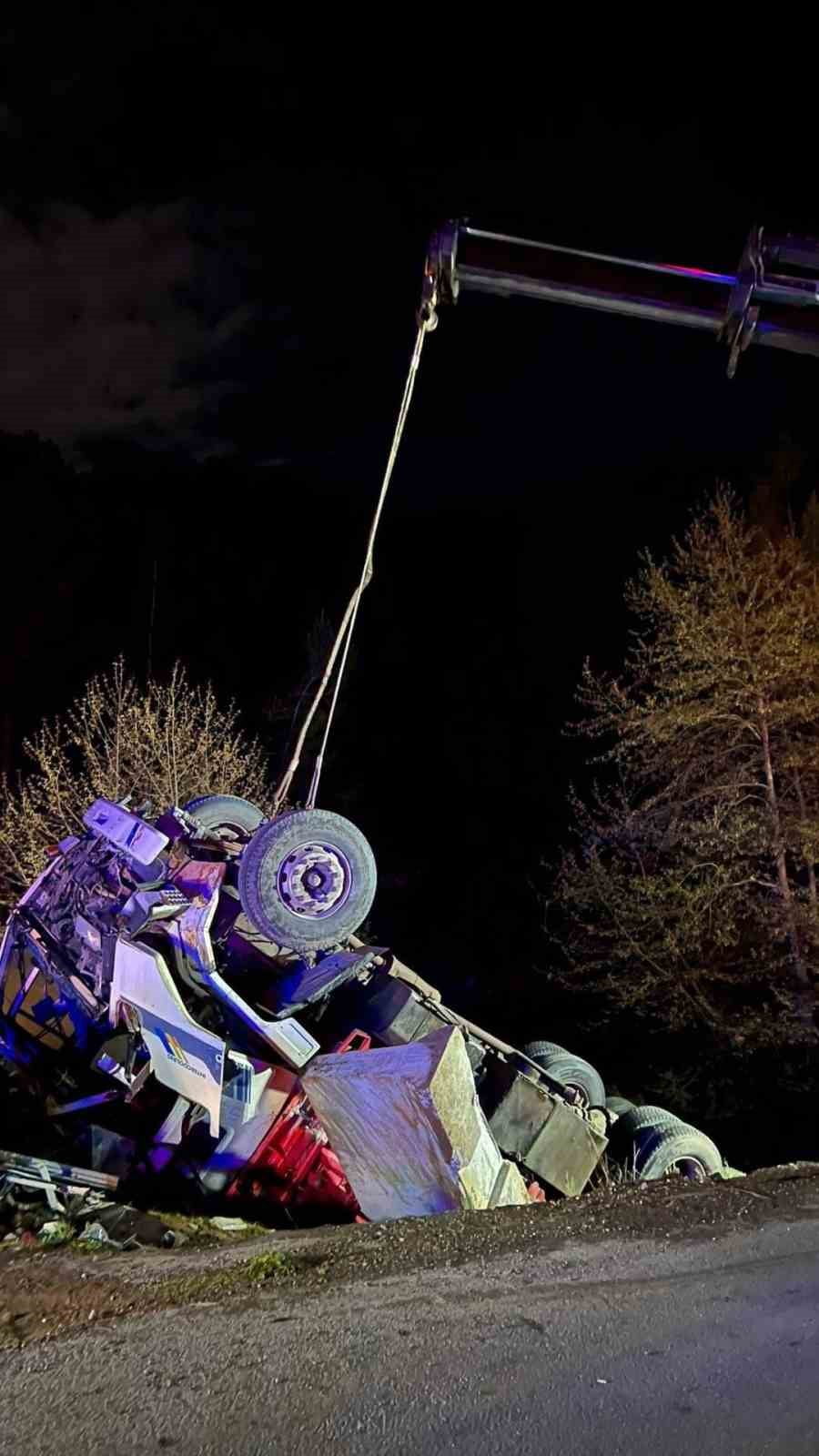 ANTALYA’NIN ALANYA İLÇESİNDE KONTROLDEN ÇIKAN KAMYONUN ŞARAMPOLE DEVRİLMESİ SONUCU 1 KİŞİ HAYATINI...