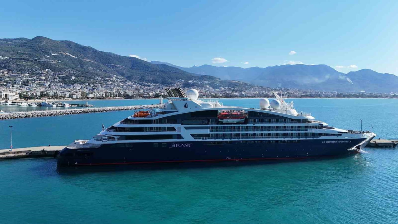 ANTALYA’NIN ALANYA İLÇESİNE ‘LE DUMONT D’URVİLLE’ ADLI KRUVAZİYER, GEMİSİ ÇOĞUNLUĞU FRANSIZ 114...