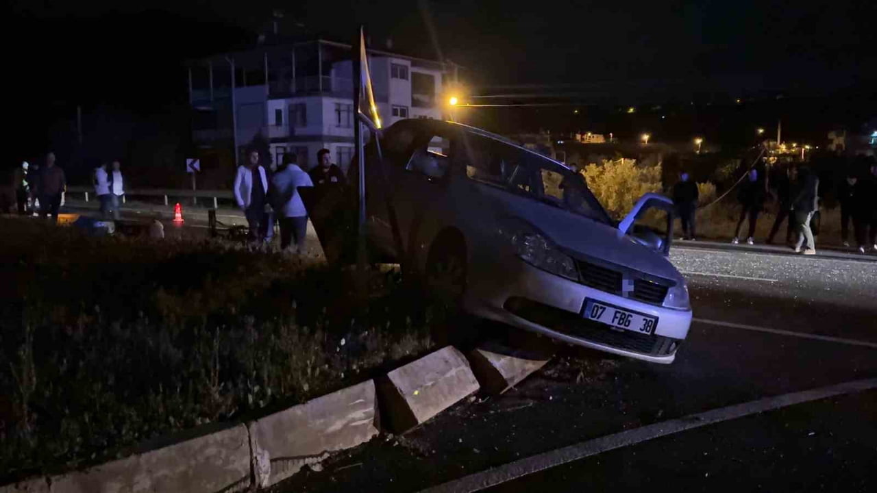 ANTALYA’NIN GAZİPAŞA İLÇESİNDE GECE SAATLERİNDE İKİ OTOMOBİLİN KARIŞTIĞI TRAFİK KAZASINDA 5 KİŞİ...