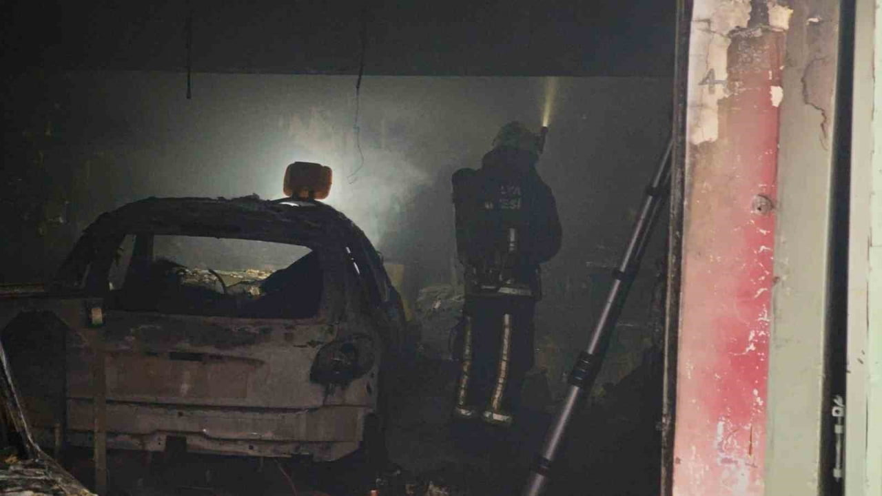 ANTALYA’NIN KEPEZ İLÇESİNDE OTO BOYAMA ATÖLYESİNDE ÇIKAN YANGIN, BİTİŞİKTEKİ İŞ YERİNE DE SIÇRADI....