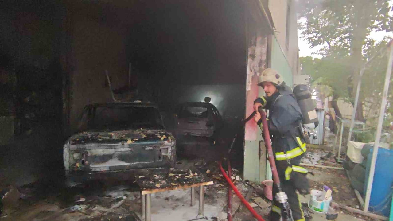 ANTALYA’NIN KEPEZ İLÇESİNDE OTO BOYAMA ATÖLYESİNDE ÇIKAN YANGIN, BİTİŞİKTEKİ İŞ YERİNE DE SIÇRADI....