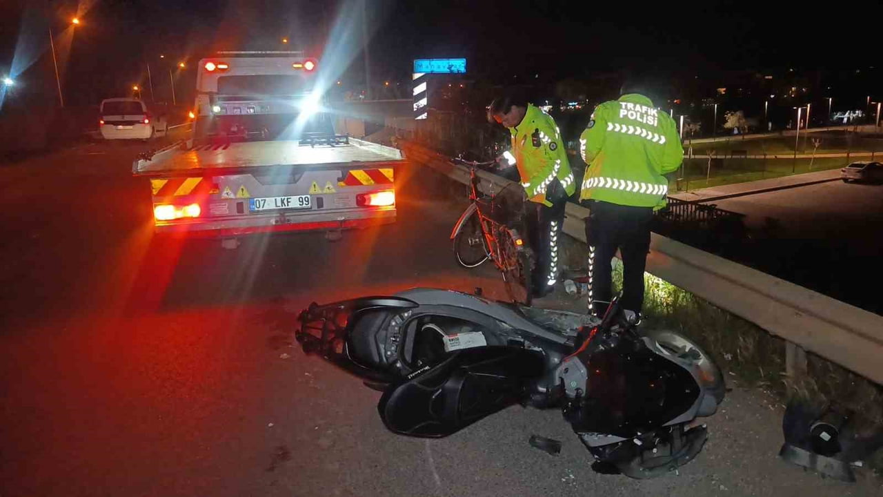 ANTALYA’NIN MANAVGAT İLÇESİNDE MOTOSİKLET AYNI İSTİKAMETE SEYİR HALİNDEKİ BİSİKLETE ARKADAN...