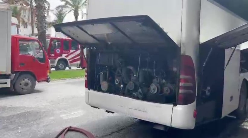 ANTALYA’NIN MANAVGAT İLÇESİNDE PARK HALİNDEKİ OTOBÜSÜN MOTOR BÖLÜMÜNDE ÇIKAN YANGIN İTFAİYENİN...