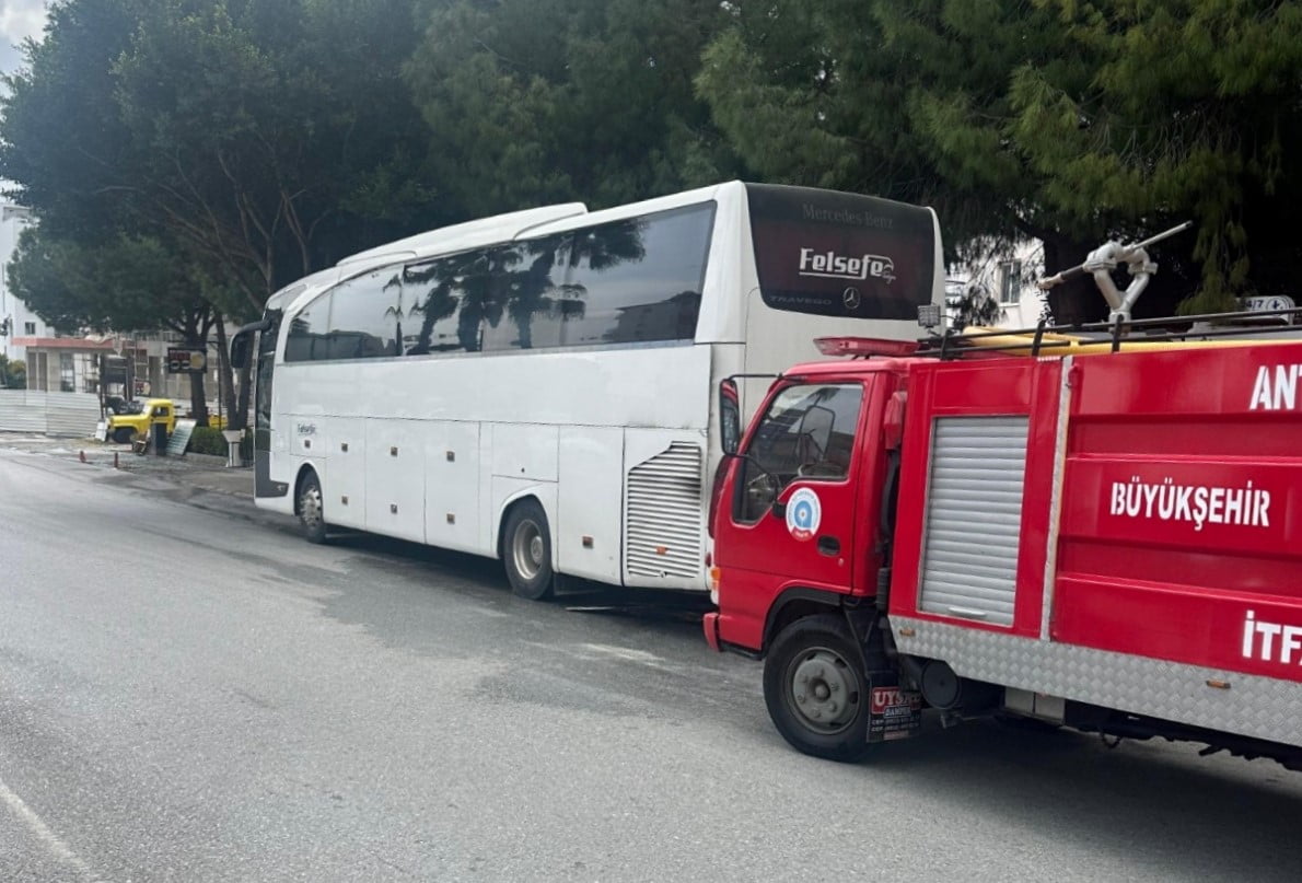 ANTALYA’NIN MANAVGAT İLÇESİNDE PARK HALİNDEKİ OTOBÜSÜN MOTOR BÖLÜMÜNDE ÇIKAN YANGIN İTFAİYENİN...