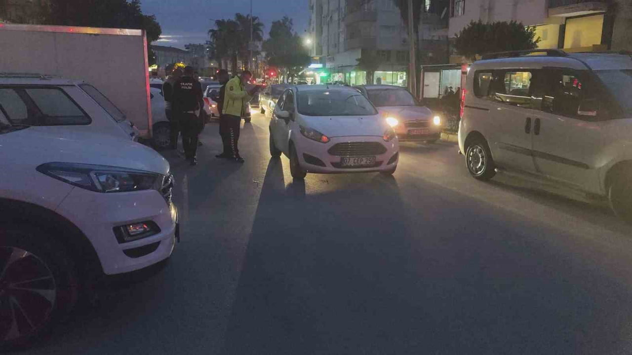 ANTALYA’NIN MANAVGAT İLÇESİNDE, PARK HALİNDEKİ OTOMOBİLİN KAPISININ ANİDEN AÇILMASI SONUCU MEYDANA...