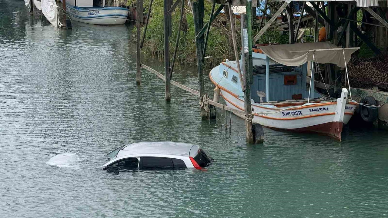 ANTALYA’NIN SERİK İLÇESİNDE SÜRÜCÜSÜNÜN DİREKSİYON HAKİMİYETİNİ KAYBETTİĞİ OTOMOBİL IRMAĞA UÇTU....