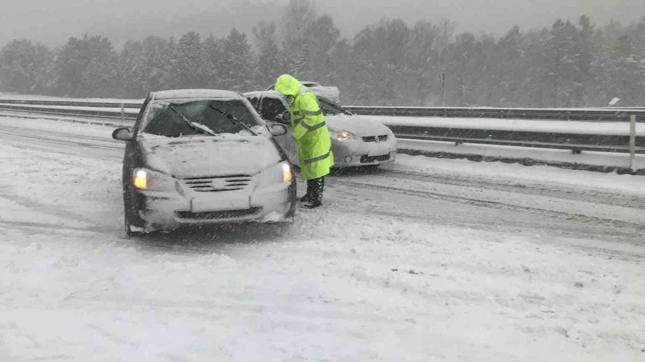 ANTALYA’YI KONYA’YA BAĞLAYAN AKSEKİ-SEYDİŞEHİR KARAYOLUNDA KAR YAĞIŞI ETKİSİNİ...