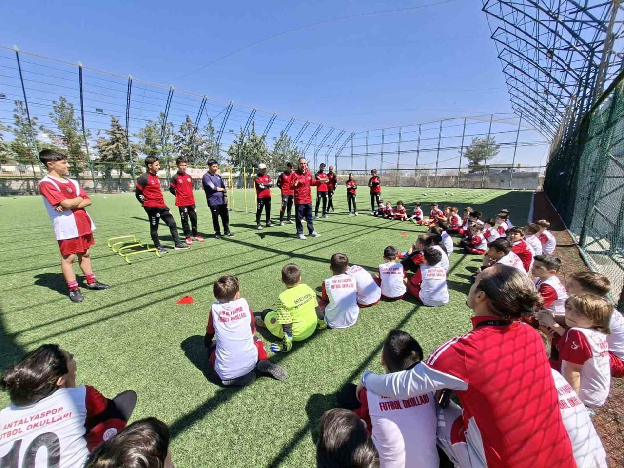 ANTALYASPOR DİYARBAKIR FUTBOL AKADEMİSİ, MİNİK SPORCULARA YÖNELİK DÜZENLEDİĞİ ETKİNLİKTE...