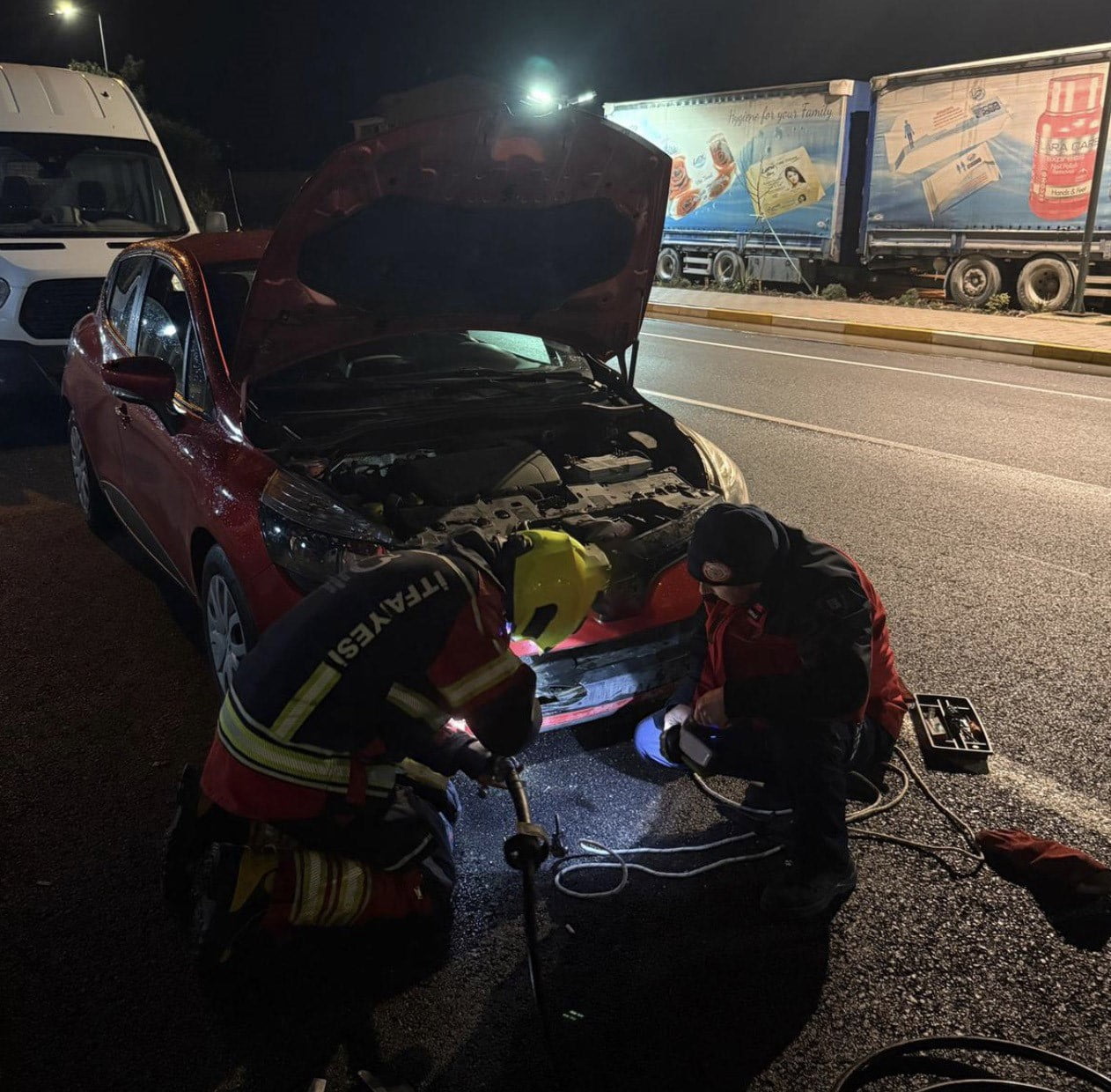 ARACIN MOTORUNA GİREN TİLKİ EKİPLERCE KURTARILDI