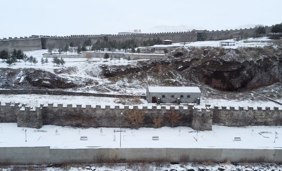 ARDAHAN’DA 2 GÜNDÜR ETKİLİ OLAN KAR YAĞIŞI SONRASI KENT HAVADAN GÖRÜNTÜLENDİ.