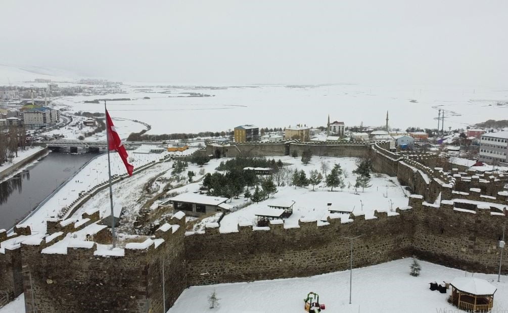 ARDAHAN’DA 2 GÜNDÜR ETKİLİ OLAN KAR YAĞIŞI SONRASI KENT HAVADAN GÖRÜNTÜLENDİ.