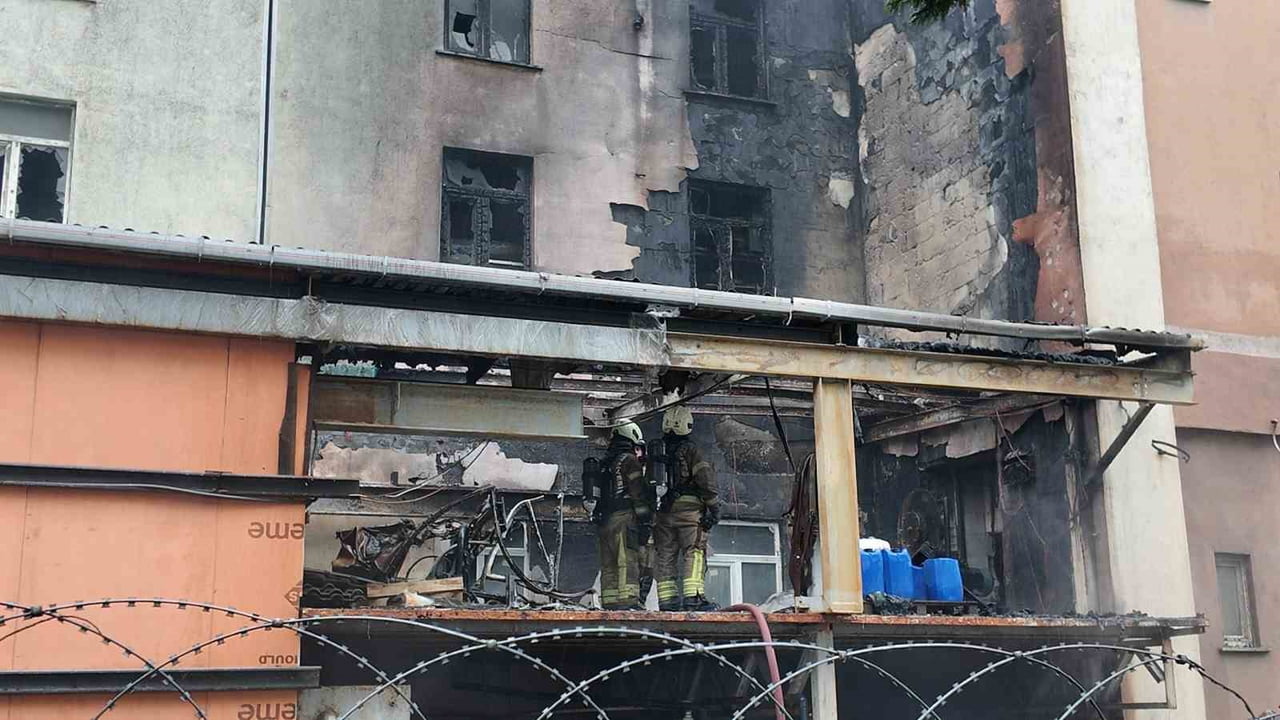 ARNAVUTKÖY’DE ÇELİK TEL ÜRETİMİ YAPAN 4 KATLI FABRİKADA ÇIKAN YANGIN SÖNDÜRÜLDÜ