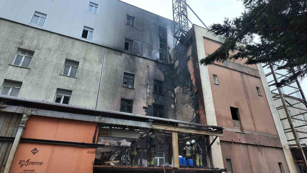 ARNAVUTKÖY’DE ÇELİK TEL ÜRETİMİ YAPAN 4 KATLI FABRİKADA ÇIKAN YANGIN SÖNDÜRÜLDÜ