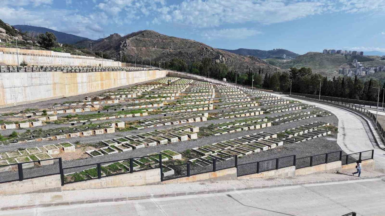 ARTAN NÜFUS VE DOLAN MEZARLIKLAR KARŞISINDA HAREKETE GEÇEN İZMİR BÜYÜKŞEHİR BELEDİYESİ, 12 İLÇEDE...