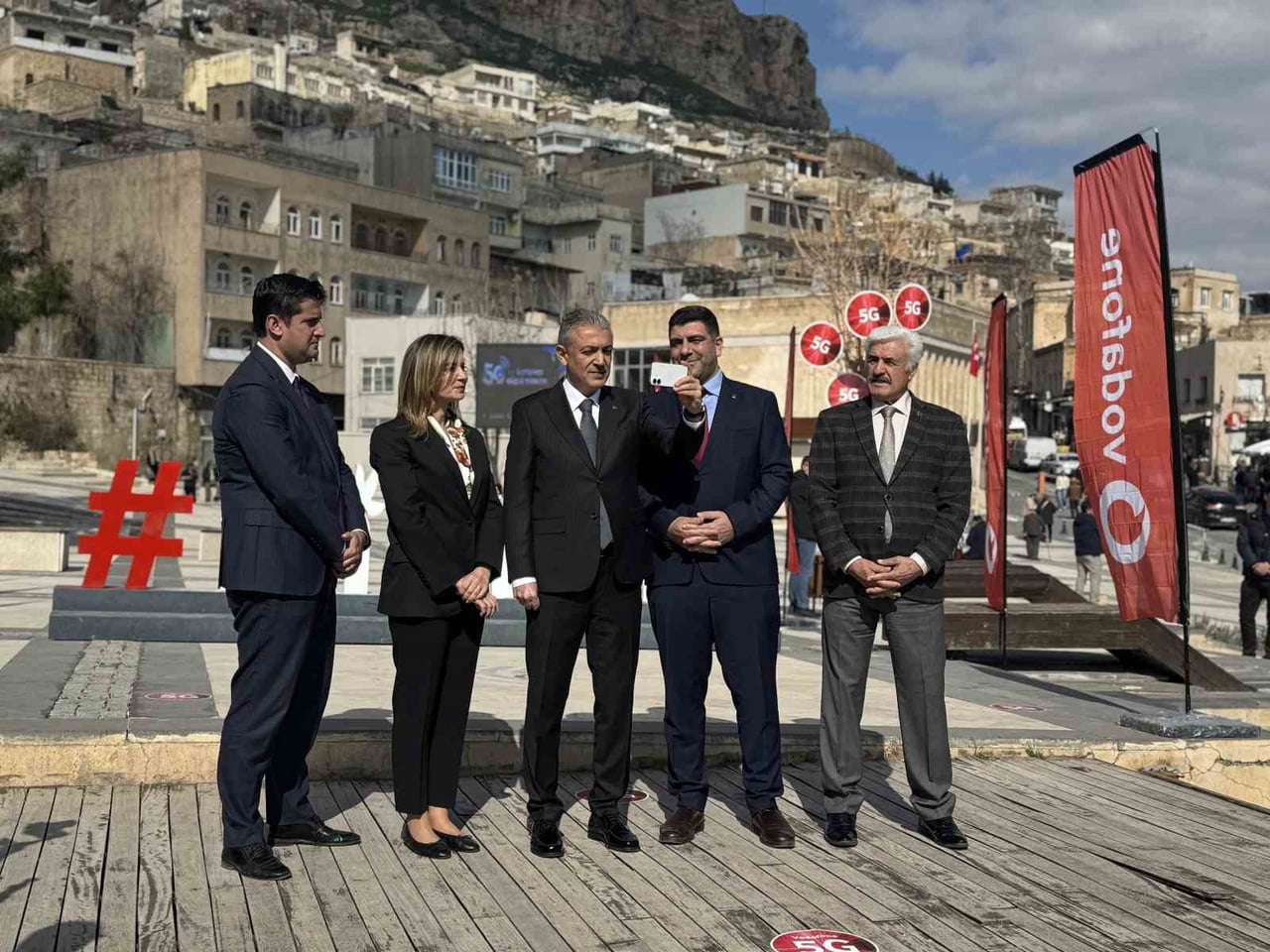 ARTUKLU İLÇESİ CUMHURİYET MEYDANI'NDA GERÇEKLEŞEN BAĞLANTIDA, MARDİN VALİSİ VE BÜYÜKŞEHİR BELEDİYE...