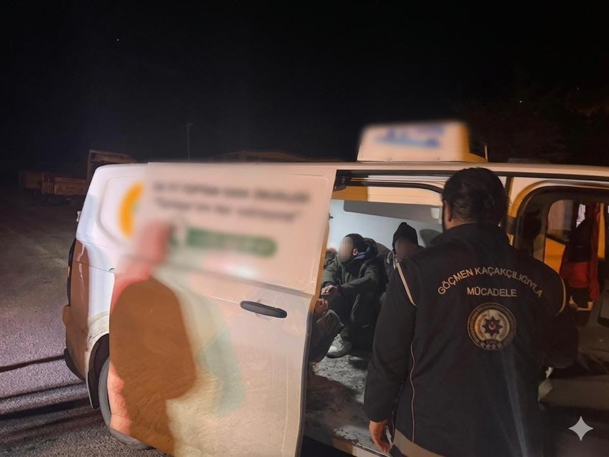 ARTVİN’DE POLİS EKİPLERİNİN DÜZENLEDİĞİ OPERASYONDA 10 DÜZENSİZ GÖÇMEN YAKALANIRKEN, ORGANİZATÖR...